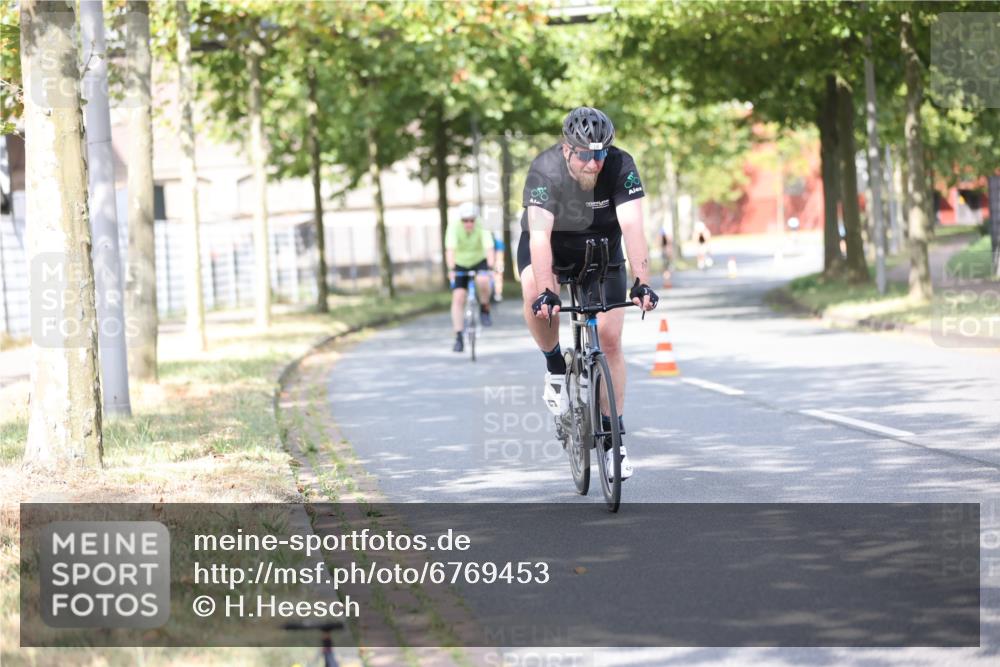 11.08.2024 - GEWOBA Citytriathlon Bremen H.Heesch http://msf.ph/oto/6769453 11.08.2024 10:42:54 Radfahren 18, 21, 67, 70, 88, 101, 116 meine-sportfotos.de