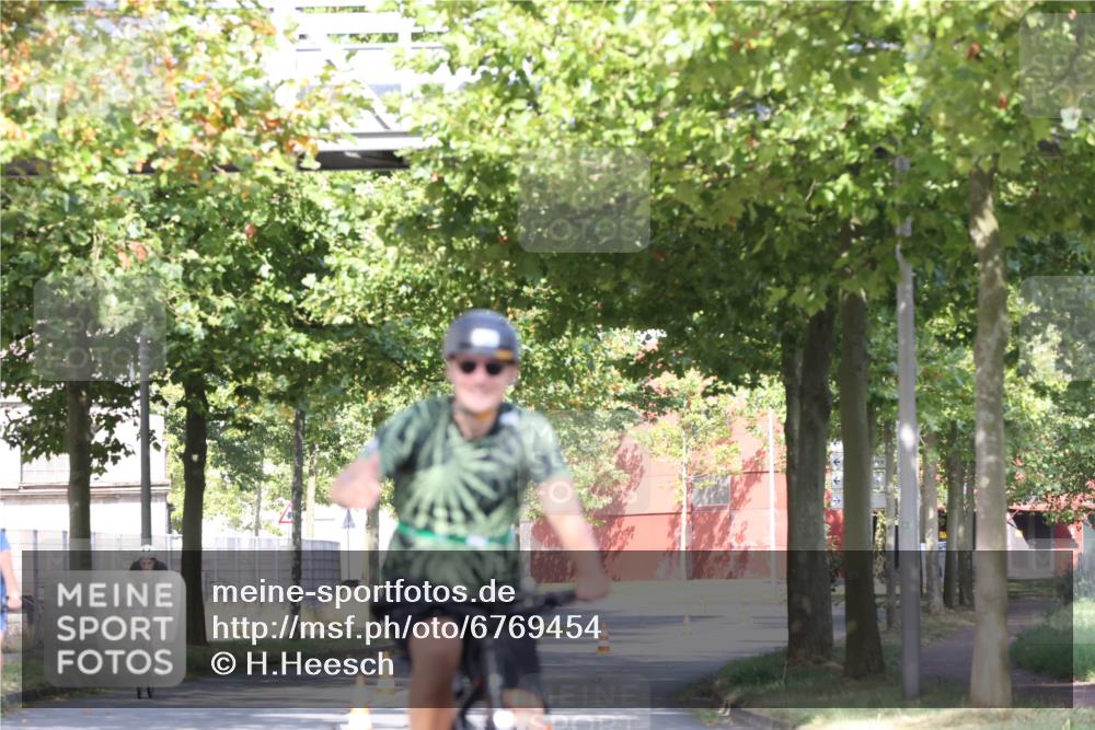 11.08.2024 - GEWOBA Citytriathlon Bremen H.Heesch http://msf.ph/oto/6769454 11.08.2024 10:28:24 Radfahren 53, 89, 90 meine-sportfotos.de