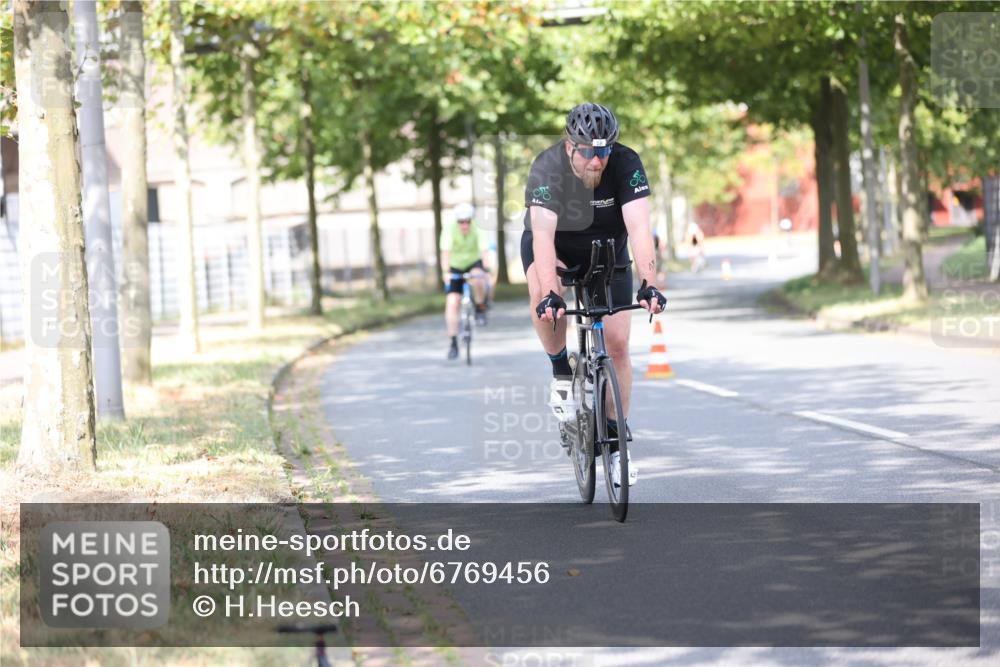 11.08.2024 - GEWOBA Citytriathlon Bremen H.Heesch http://msf.ph/oto/6769456 11.08.2024 10:42:55 Radfahren 18, 21, 67, 70, 88, 101, 116 meine-sportfotos.de
