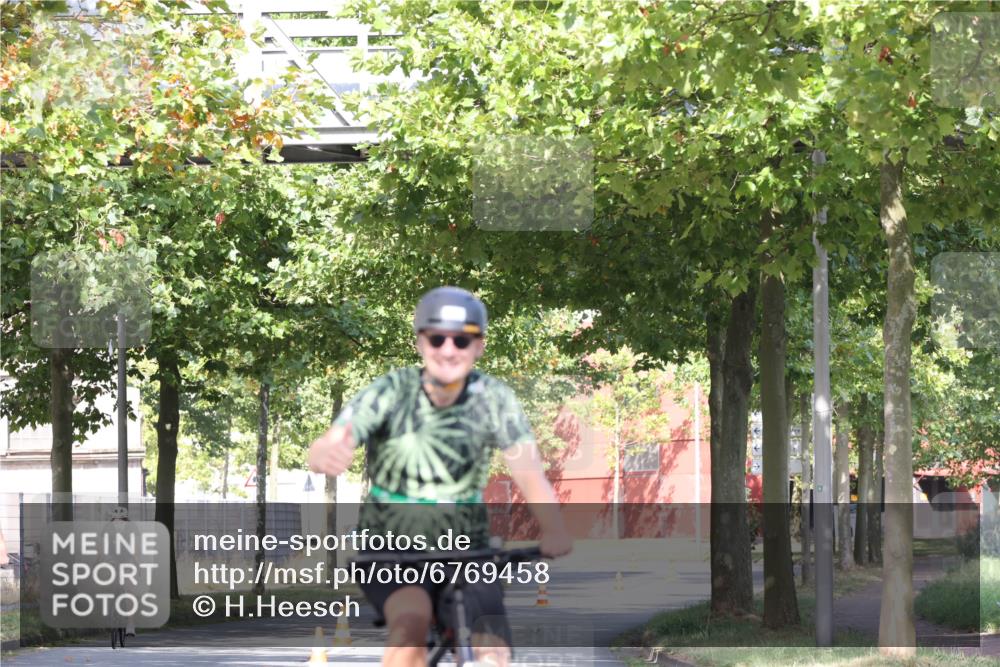 11.08.2024 - GEWOBA Citytriathlon Bremen H.Heesch http://msf.ph/oto/6769458 11.08.2024 10:28:24 Radfahren 53, 89, 90 meine-sportfotos.de