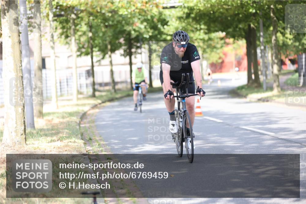 11.08.2024 - GEWOBA Citytriathlon Bremen H.Heesch http://msf.ph/oto/6769459 11.08.2024 10:42:55 Radfahren 18, 21, 67, 70, 88, 101, 116 meine-sportfotos.de