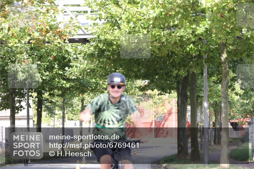 11.08.2024 - GEWOBA Citytriathlon Bremen H.Heesch http://msf.ph/oto/6769461 11.08.2024 10:28:24 Radfahren 53, 89, 90 meine-sportfotos.de