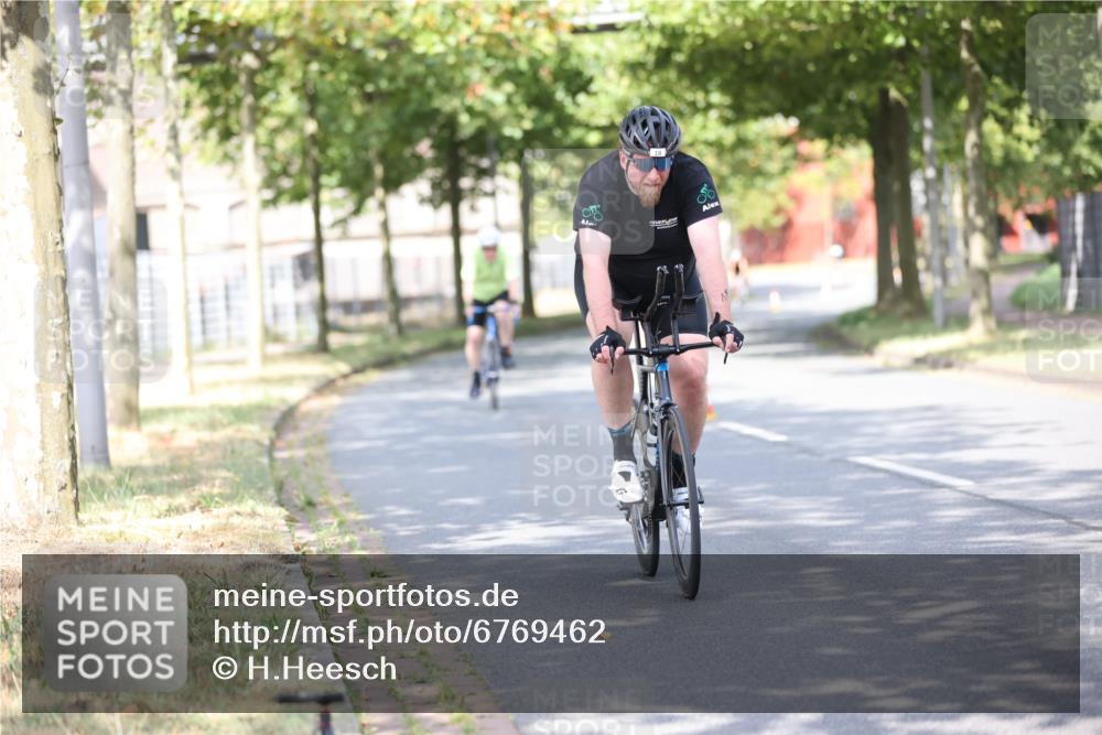 11.08.2024 - GEWOBA Citytriathlon Bremen H.Heesch http://msf.ph/oto/6769462 11.08.2024 10:42:55 Radfahren 18, 21, 67, 70, 88, 101, 116 meine-sportfotos.de