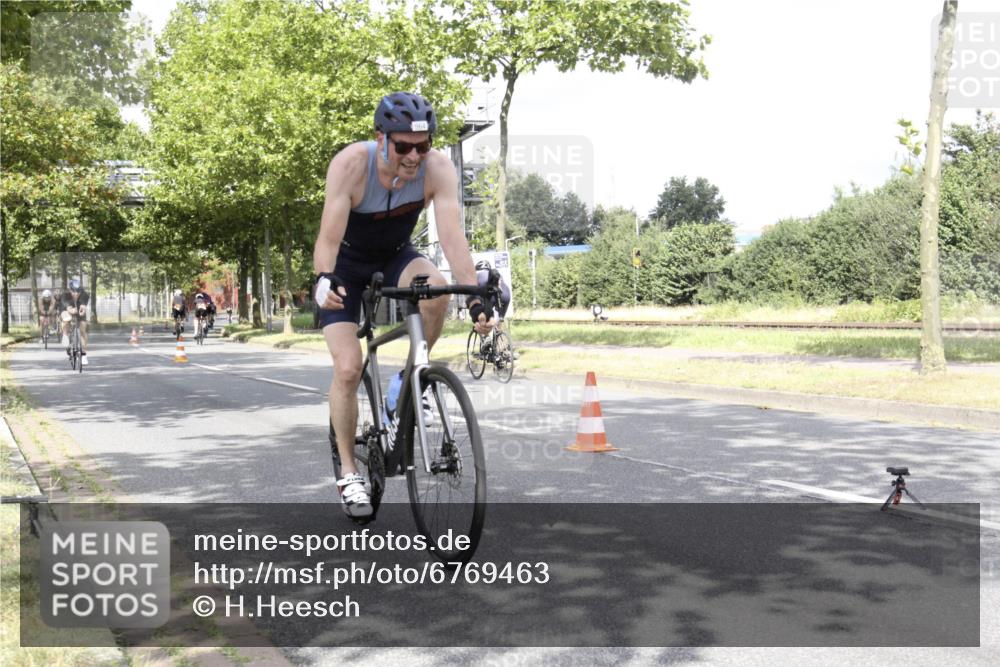 11.08.2024 - GEWOBA Citytriathlon Bremen H.Heesch http://msf.ph/oto/6769463 11.08.2024 11:45:03 Radfahren 763, 827, 916, 927, 956, 964, 973, 996, 1030 meine-sportfotos.de