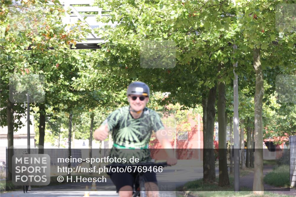 11.08.2024 - GEWOBA Citytriathlon Bremen H.Heesch http://msf.ph/oto/6769466 11.08.2024 10:28:24 Radfahren 53, 89, 90 meine-sportfotos.de