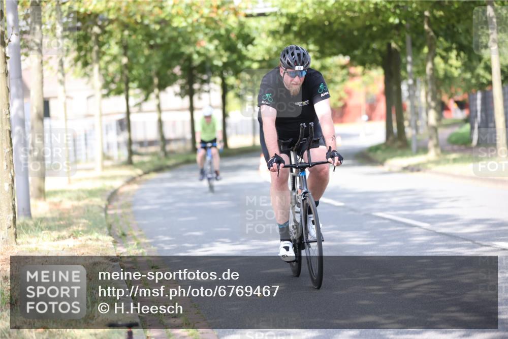11.08.2024 - GEWOBA Citytriathlon Bremen H.Heesch http://msf.ph/oto/6769467 11.08.2024 10:42:55 Radfahren 18, 21, 67, 70, 88, 101, 116 meine-sportfotos.de