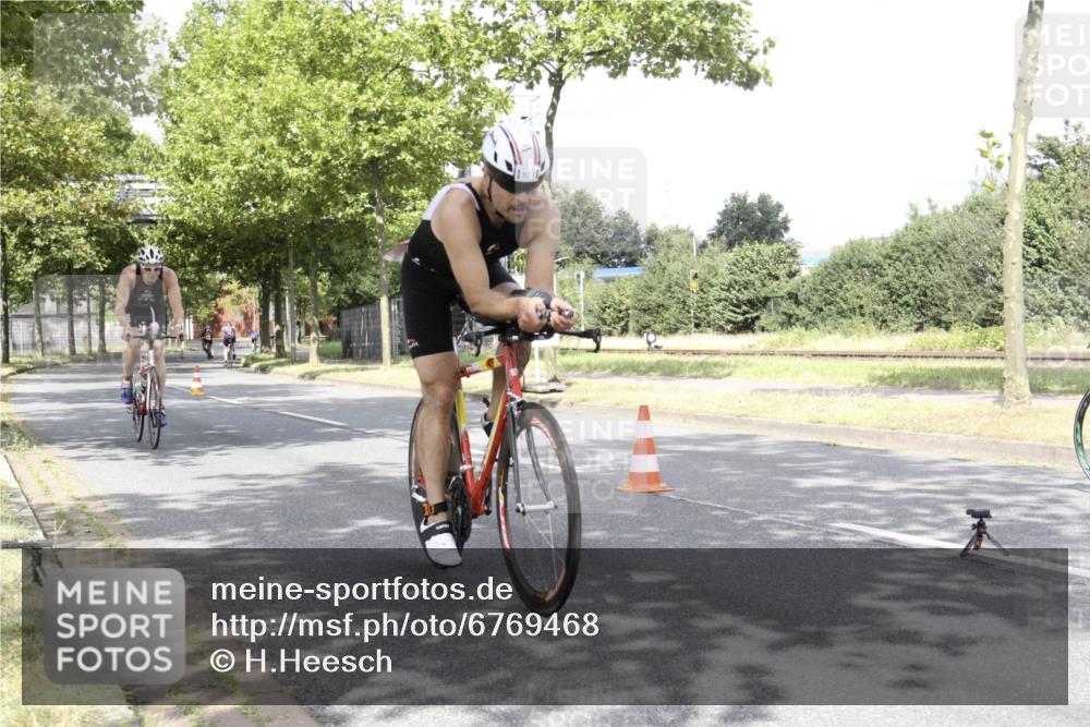 11.08.2024 - GEWOBA Citytriathlon Bremen H.Heesch http://msf.ph/oto/6769468 11.08.2024 11:45:06 Radfahren 827, 916, 927, 956, 964, 973, 996, 1030 meine-sportfotos.de