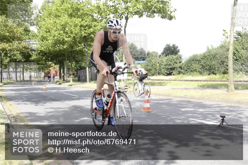11.08.2024 - GEWOBA Citytriathlon Bremen H.Heesch http://msf.ph/oto/6769471 11.08.2024 11:45:07 Radfahren 819, 827, 916, 927, 956, 964, 973, 996, 1030 meine-sportfotos.de