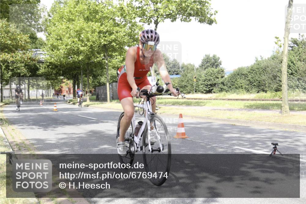 11.08.2024 - GEWOBA Citytriathlon Bremen H.Heesch http://msf.ph/oto/6769474 11.08.2024 11:45:15 Radfahren 819, 827, 927, 964, 973, 974, 996, 1030 meine-sportfotos.de
