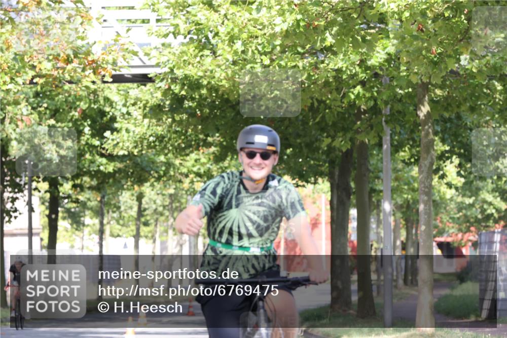 11.08.2024 - GEWOBA Citytriathlon Bremen H.Heesch http://msf.ph/oto/6769475 11.08.2024 10:28:24 Radfahren 53, 89, 90 meine-sportfotos.de