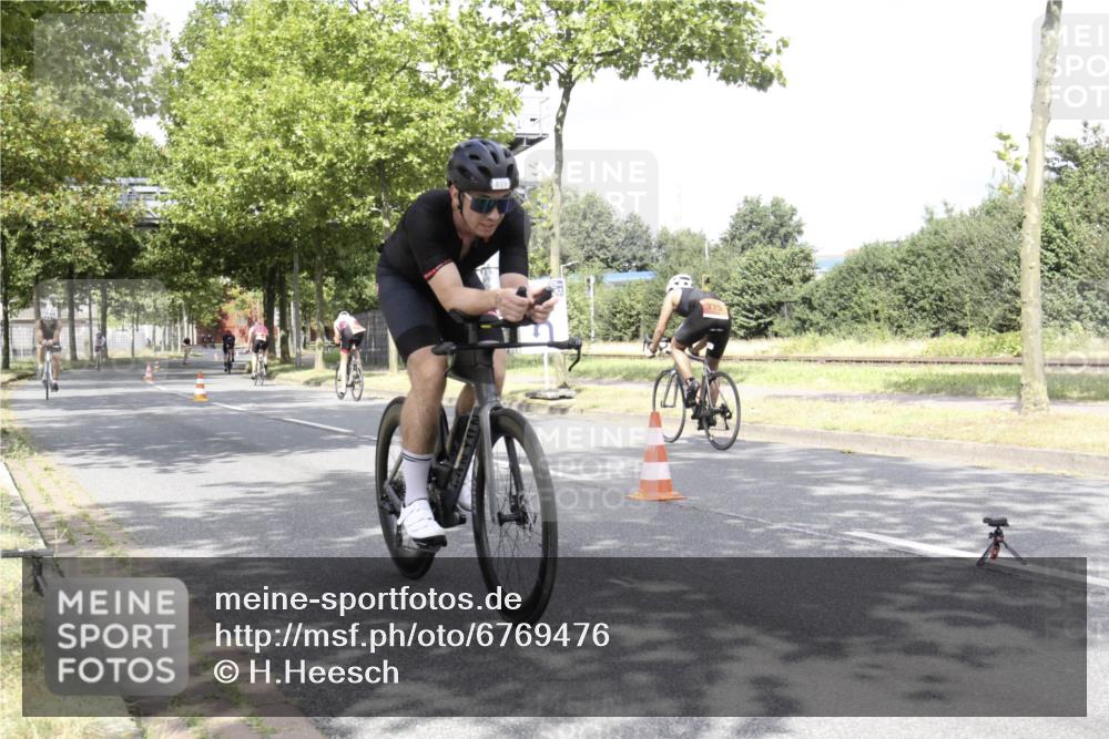 11.08.2024 - GEWOBA Citytriathlon Bremen H.Heesch http://msf.ph/oto/6769476 11.08.2024 11:45:17 Radfahren 819, 900, 927, 973, 974, 996, 1030 meine-sportfotos.de