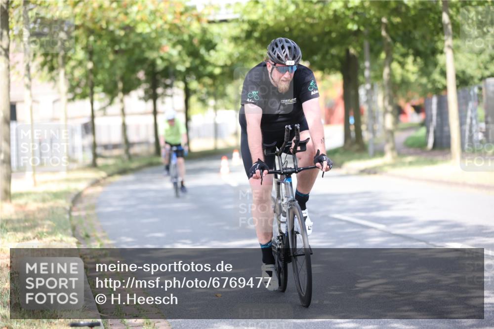 11.08.2024 - GEWOBA Citytriathlon Bremen H.Heesch http://msf.ph/oto/6769477 11.08.2024 10:42:55 Radfahren 18, 21, 67, 70, 88, 101, 116 meine-sportfotos.de