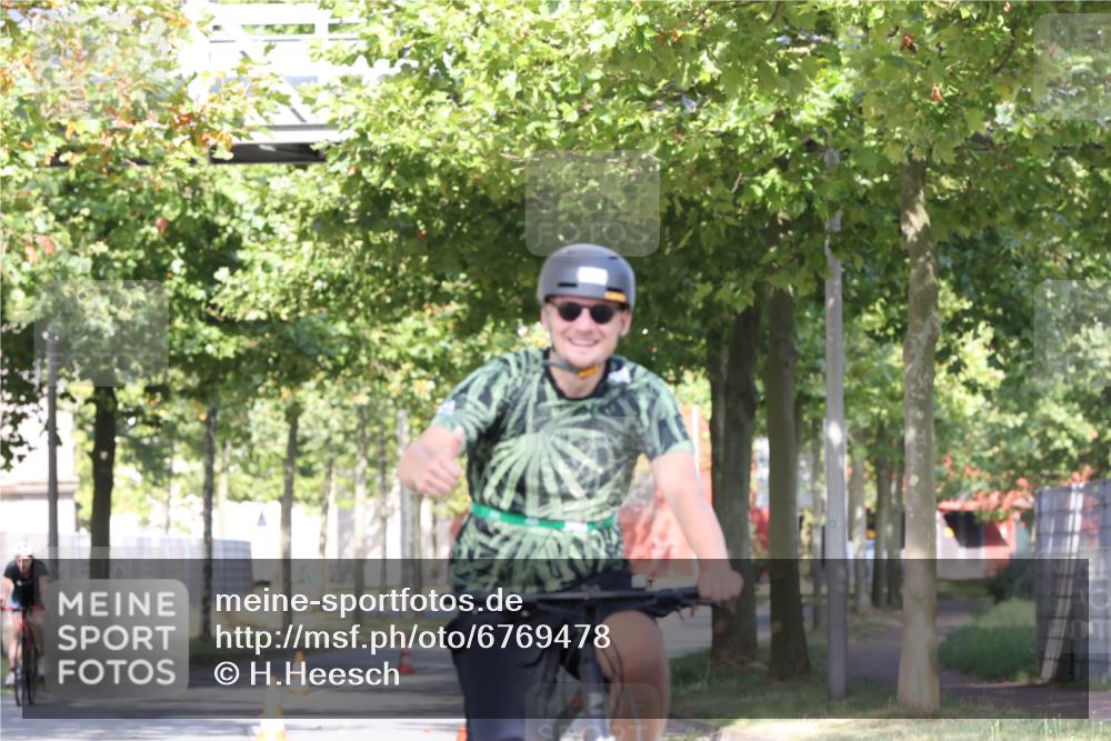 11.08.2024 - GEWOBA Citytriathlon Bremen H.Heesch http://msf.ph/oto/6769478 11.08.2024 10:28:24 Radfahren 53, 89, 90 meine-sportfotos.de