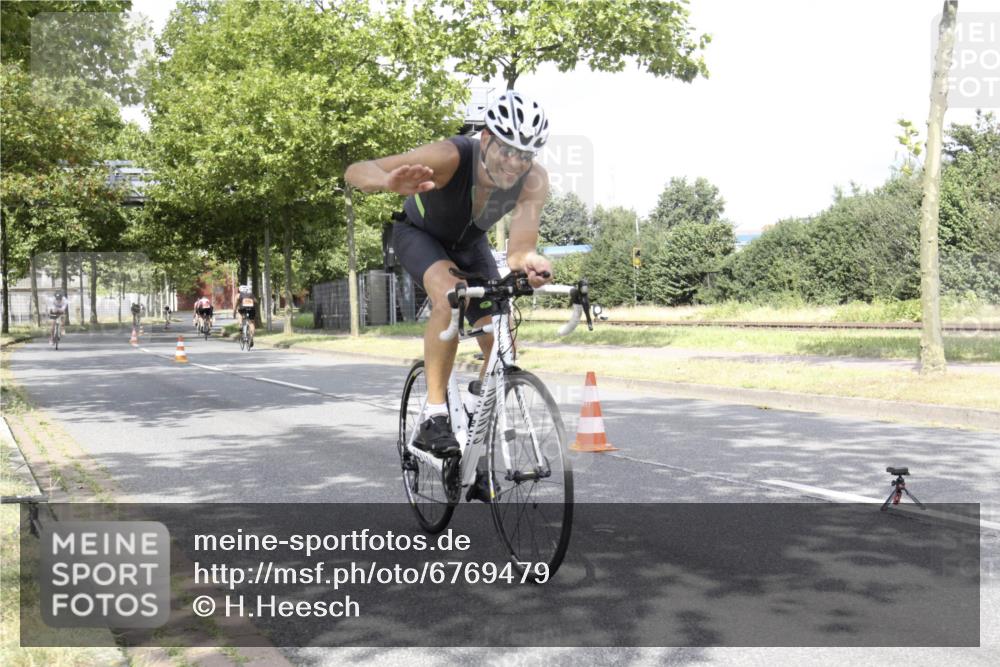 11.08.2024 - GEWOBA Citytriathlon Bremen H.Heesch http://msf.ph/oto/6769479 11.08.2024 11:45:19 Radfahren 819, 900, 927, 973, 974, 1030 meine-sportfotos.de