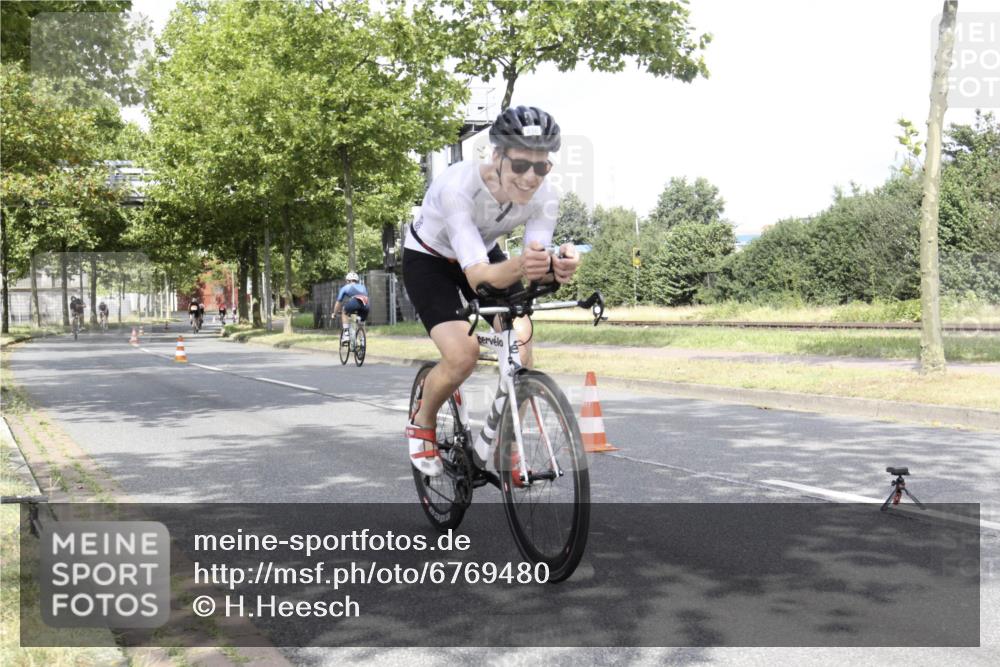 11.08.2024 - GEWOBA Citytriathlon Bremen H.Heesch http://msf.ph/oto/6769480 11.08.2024 11:45:22 Radfahren 819, 900, 974, 1030 meine-sportfotos.de
