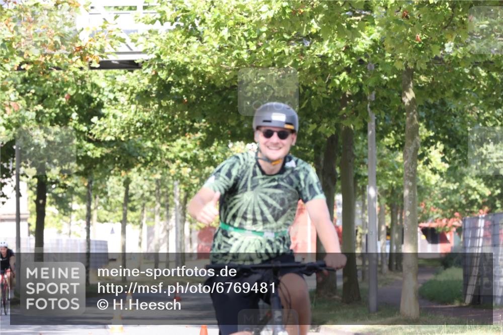 11.08.2024 - GEWOBA Citytriathlon Bremen H.Heesch http://msf.ph/oto/6769481 11.08.2024 10:28:24 Radfahren 53, 89, 90 meine-sportfotos.de