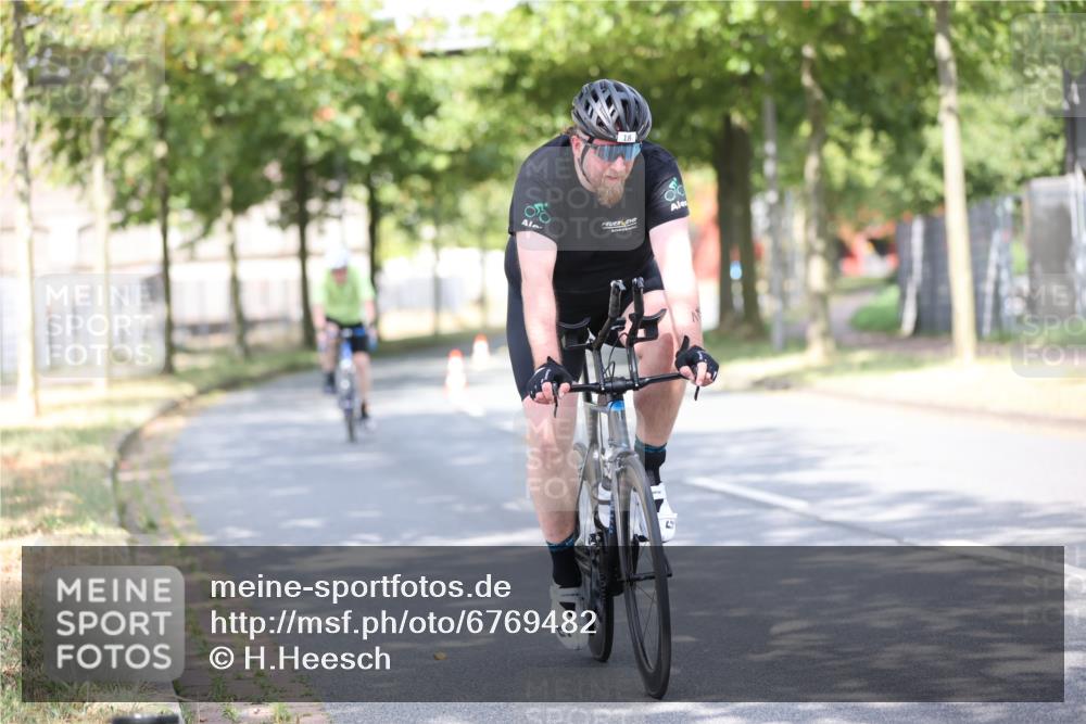 11.08.2024 - GEWOBA Citytriathlon Bremen H.Heesch http://msf.ph/oto/6769482 11.08.2024 10:42:55 Radfahren 18, 21, 67, 70, 88, 101, 116 meine-sportfotos.de