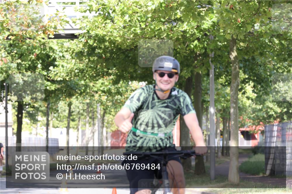11.08.2024 - GEWOBA Citytriathlon Bremen H.Heesch http://msf.ph/oto/6769484 11.08.2024 10:28:24 Radfahren 53, 89, 90 meine-sportfotos.de