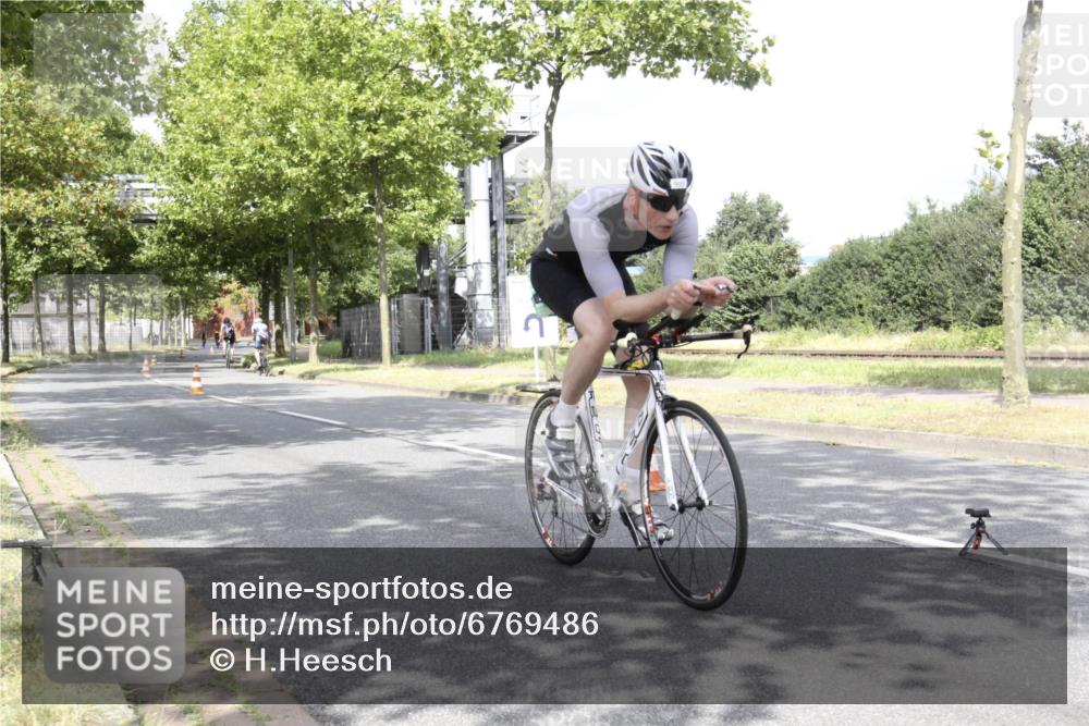 11.08.2024 - GEWOBA Citytriathlon Bremen H.Heesch http://msf.ph/oto/6769486 11.08.2024 11:45:28 Radfahren 819, 900, 974 meine-sportfotos.de