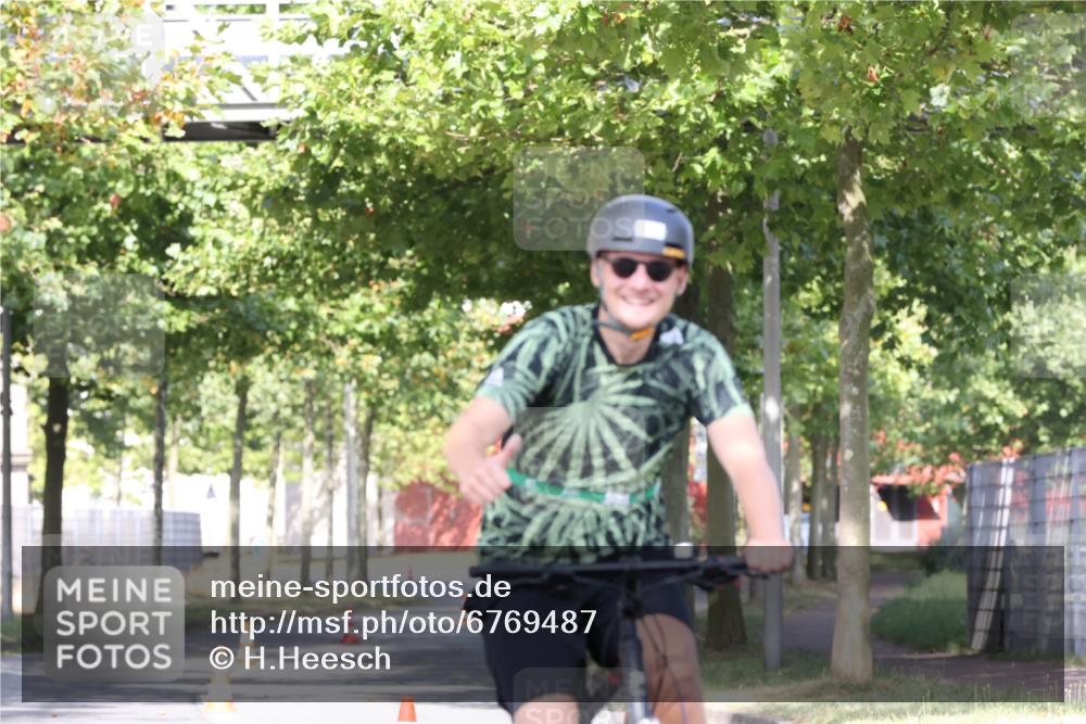 11.08.2024 - GEWOBA Citytriathlon Bremen H.Heesch http://msf.ph/oto/6769487 11.08.2024 10:28:24 Radfahren 53, 89, 90 meine-sportfotos.de