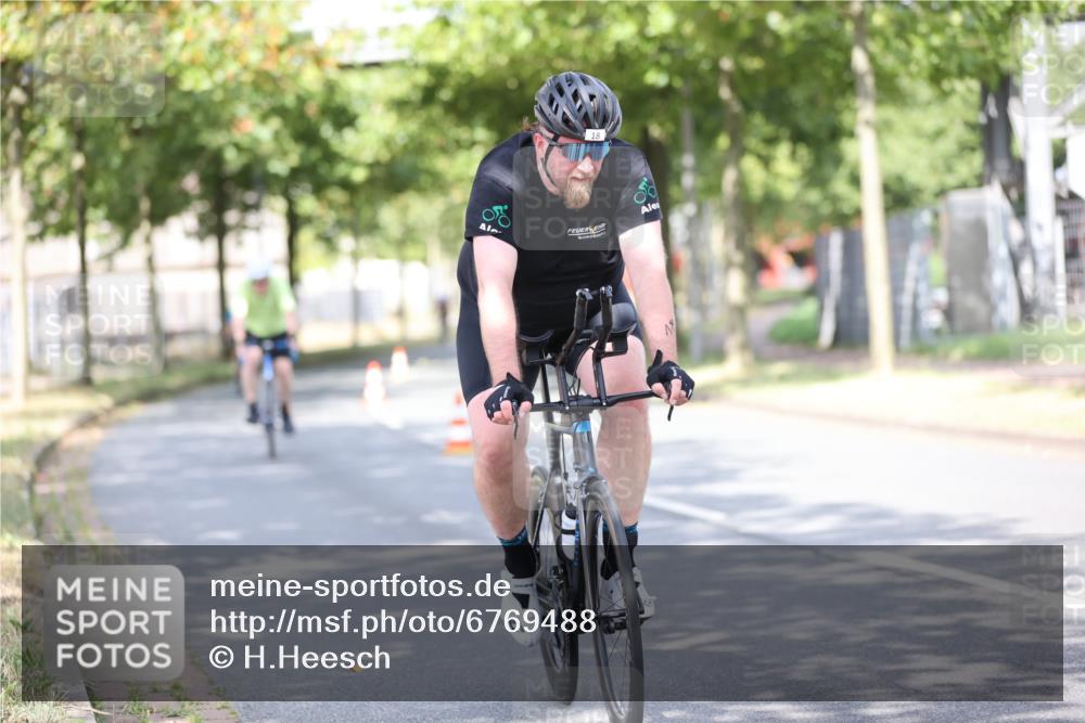 11.08.2024 - GEWOBA Citytriathlon Bremen H.Heesch http://msf.ph/oto/6769488 11.08.2024 10:42:55 Radfahren 18, 21, 67, 70, 88, 101, 116 meine-sportfotos.de