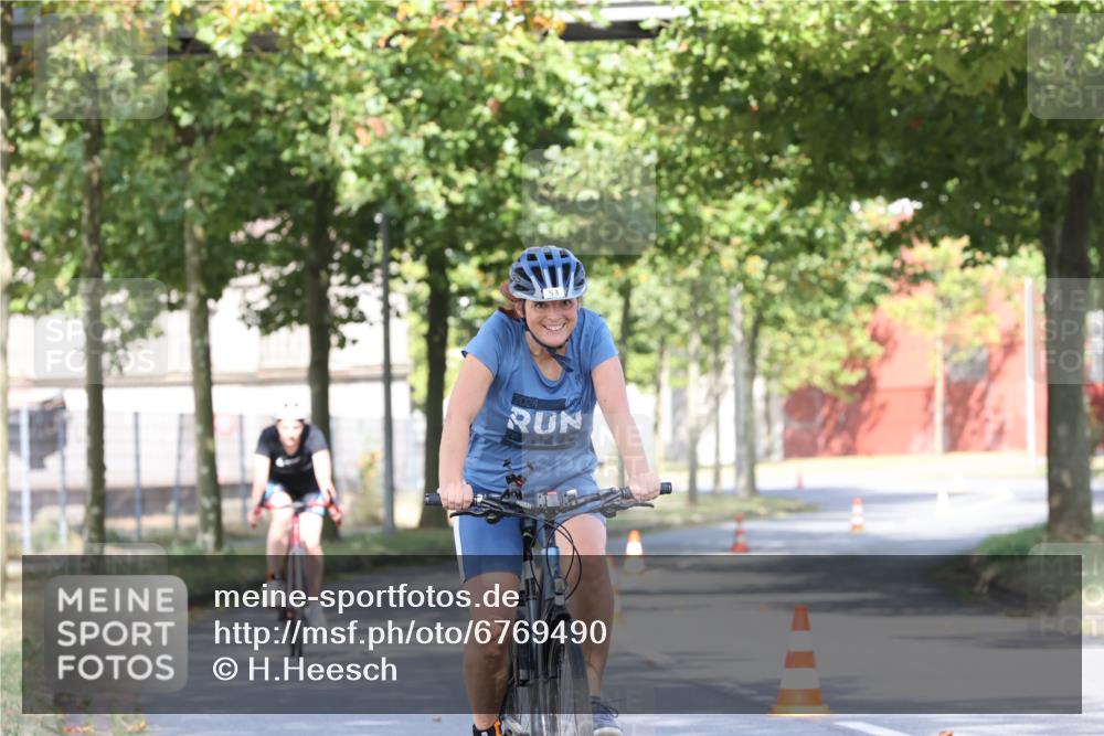 11.08.2024 - GEWOBA Citytriathlon Bremen H.Heesch http://msf.ph/oto/6769490 11.08.2024 10:28:27 Radfahren 53, 89, 90 meine-sportfotos.de