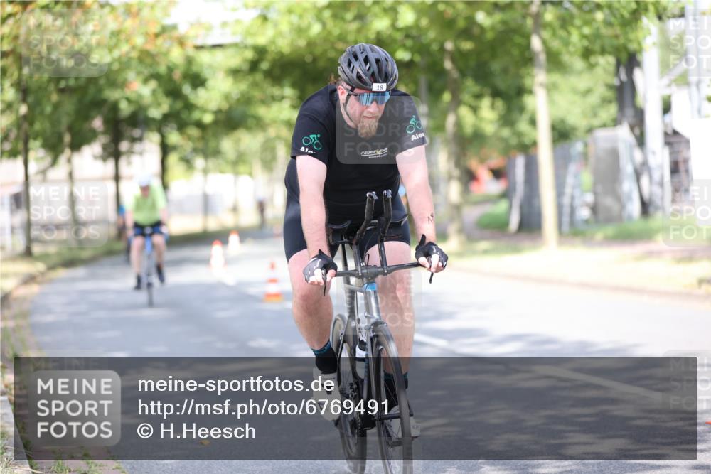 11.08.2024 - GEWOBA Citytriathlon Bremen H.Heesch http://msf.ph/oto/6769491 11.08.2024 10:42:55 Radfahren 18, 21, 67, 70, 88, 101, 116 meine-sportfotos.de