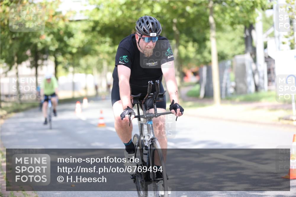 11.08.2024 - GEWOBA Citytriathlon Bremen H.Heesch http://msf.ph/oto/6769494 11.08.2024 10:42:55 Radfahren 18, 21, 67, 70, 88, 101, 116 meine-sportfotos.de