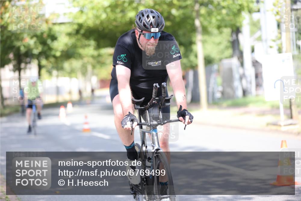 11.08.2024 - GEWOBA Citytriathlon Bremen H.Heesch http://msf.ph/oto/6769499 11.08.2024 10:42:55 Radfahren 18, 21, 67, 70, 88, 101, 116 meine-sportfotos.de