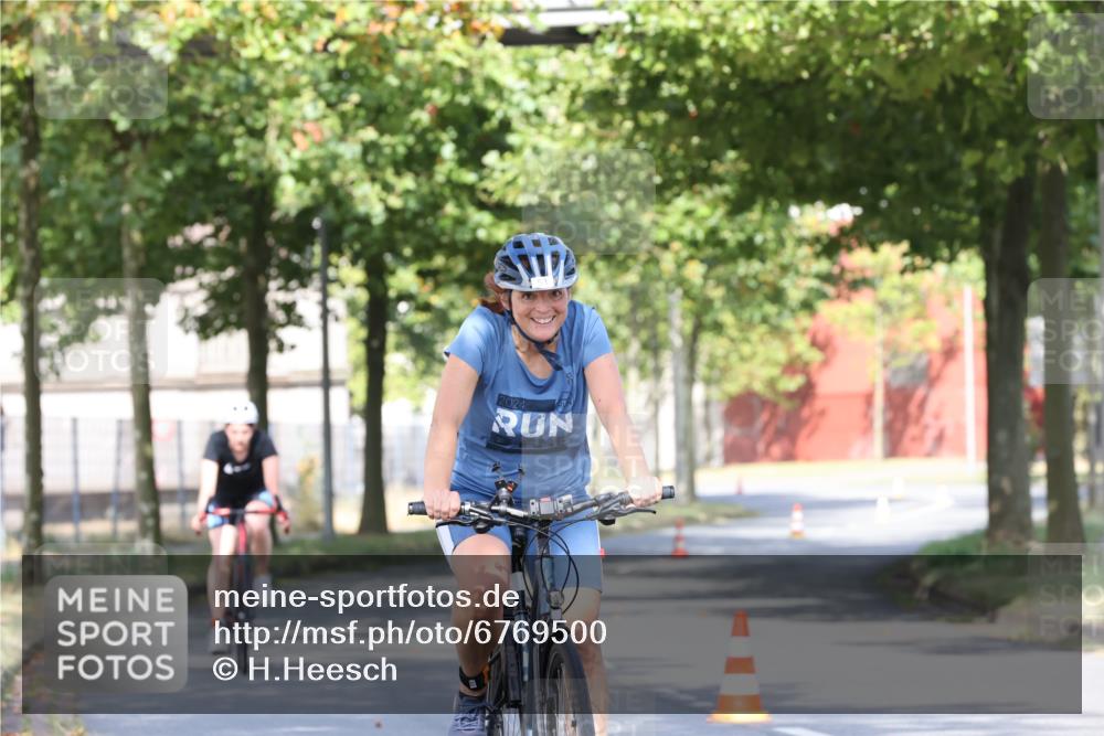 11.08.2024 - GEWOBA Citytriathlon Bremen H.Heesch http://msf.ph/oto/6769500 11.08.2024 10:28:27 Radfahren 53, 89, 90 meine-sportfotos.de