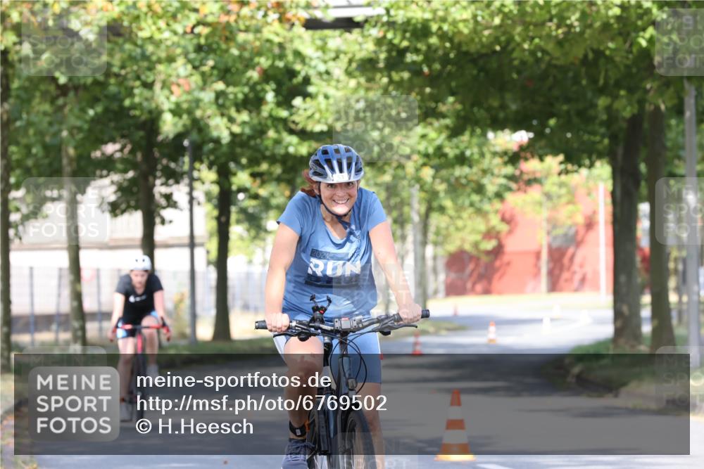 11.08.2024 - GEWOBA Citytriathlon Bremen H.Heesch http://msf.ph/oto/6769502 11.08.2024 10:28:27 Radfahren 53, 89, 90 meine-sportfotos.de