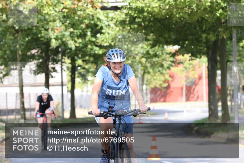 11.08.2024 - GEWOBA Citytriathlon Bremen H.Heesch http://msf.ph/oto/6769505 11.08.2024 10:28:27 Radfahren 53, 89, 90 meine-sportfotos.de