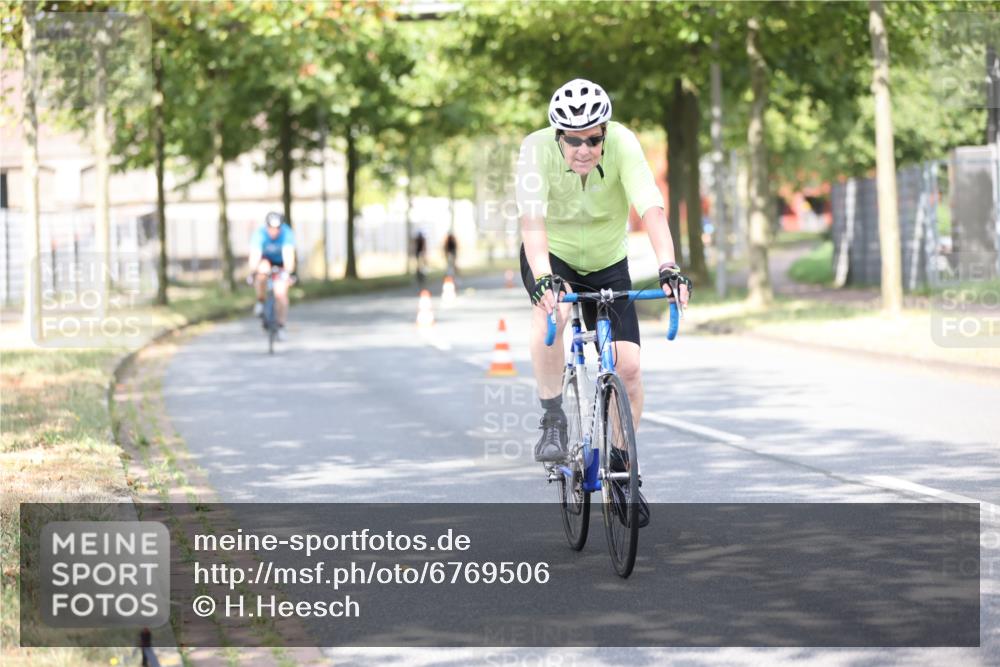 11.08.2024 - GEWOBA Citytriathlon Bremen H.Heesch http://msf.ph/oto/6769506 11.08.2024 10:42:57 Radfahren 18, 21, 70, 101, 116 meine-sportfotos.de