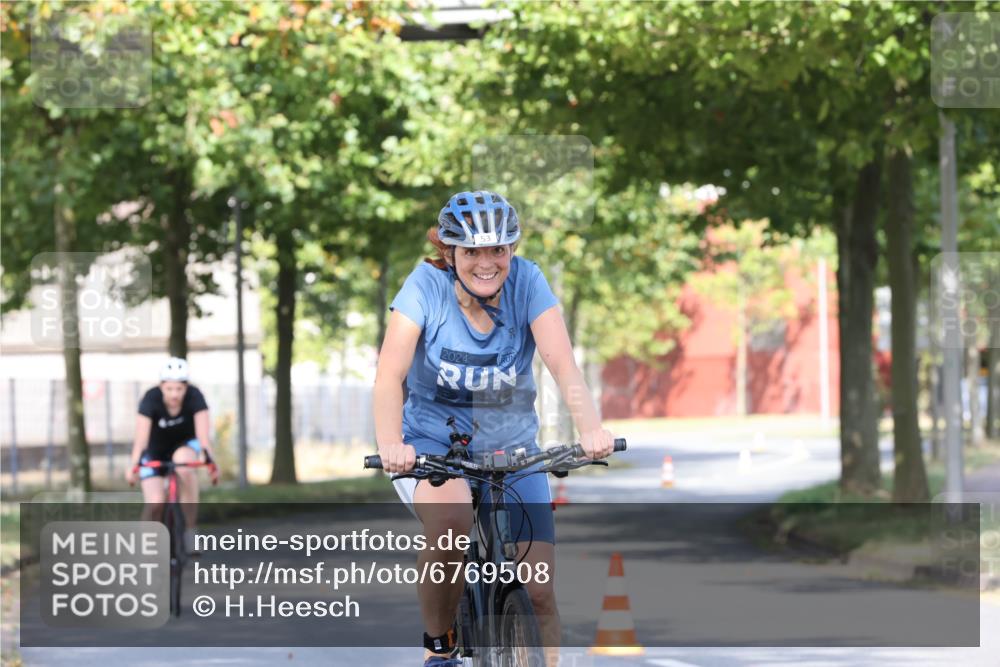 11.08.2024 - GEWOBA Citytriathlon Bremen H.Heesch http://msf.ph/oto/6769508 11.08.2024 10:28:27 Radfahren 53, 89, 90 meine-sportfotos.de