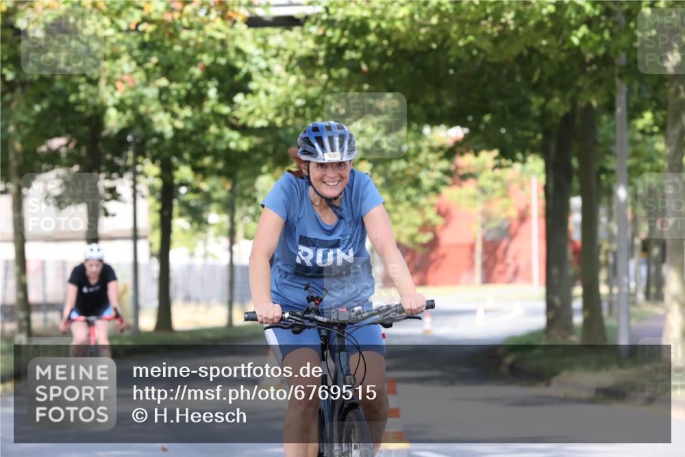 11.08.2024 - GEWOBA Citytriathlon Bremen H.Heesch http://msf.ph/oto/6769515 11.08.2024 10:28:27 Radfahren 53, 89, 90 meine-sportfotos.de