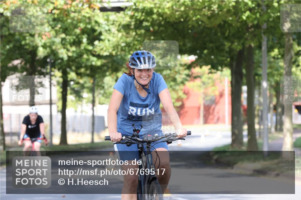 11.08.2024 - GEWOBA Citytriathlon Bremen H.Heesch http://msf.ph/oto/6769517 11.08.2024 10:28:27 Radfahren 53, 89, 90 meine-sportfotos.de