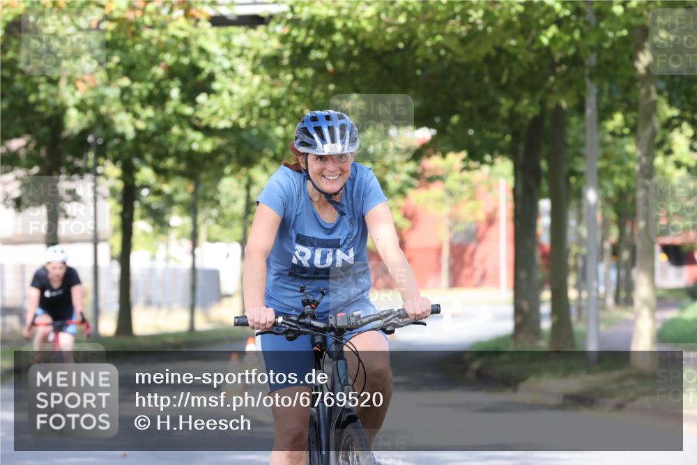11.08.2024 - GEWOBA Citytriathlon Bremen H.Heesch http://msf.ph/oto/6769520 11.08.2024 10:28:27 Radfahren 53, 89, 90 meine-sportfotos.de