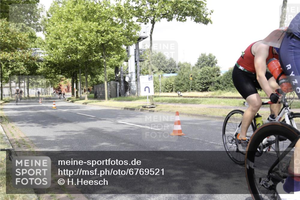11.08.2024 - GEWOBA Citytriathlon Bremen H.Heesch http://msf.ph/oto/6769521 11.08.2024 11:46:03 Radfahren 755, 775, 806, 845, 853, 873, 875, 954 meine-sportfotos.de