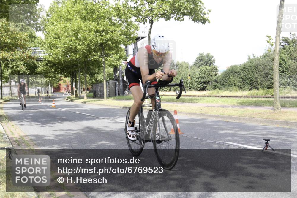 11.08.2024 - GEWOBA Citytriathlon Bremen H.Heesch http://msf.ph/oto/6769523 11.08.2024 11:46:06 Radfahren 755, 775, 806, 845, 853, 954, 962 meine-sportfotos.de