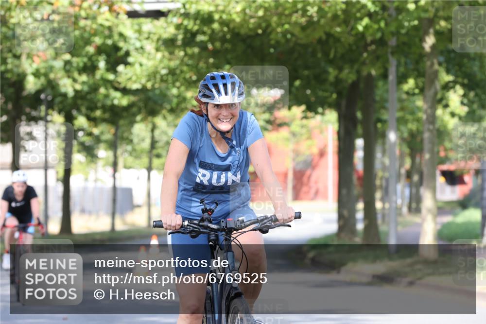 11.08.2024 - GEWOBA Citytriathlon Bremen H.Heesch http://msf.ph/oto/6769525 11.08.2024 10:28:27 Radfahren 53, 89, 90 meine-sportfotos.de