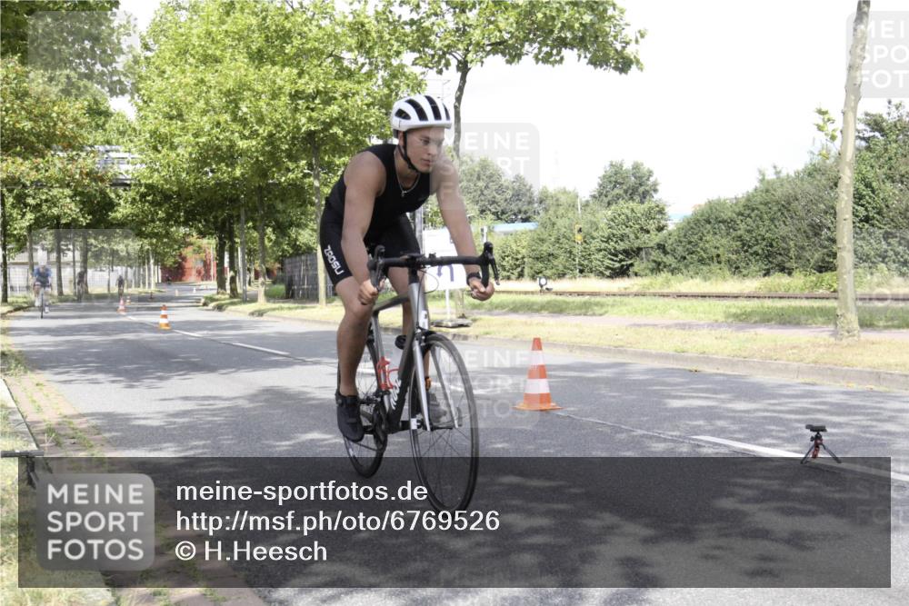11.08.2024 - GEWOBA Citytriathlon Bremen H.Heesch http://msf.ph/oto/6769526 11.08.2024 11:46:08 Radfahren 755, 775, 806, 845, 853, 954, 962 meine-sportfotos.de
