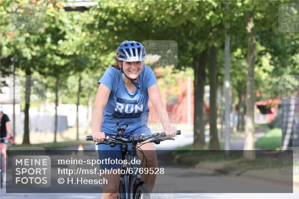11.08.2024 - GEWOBA Citytriathlon Bremen H.Heesch http://msf.ph/oto/6769528 11.08.2024 10:28:27 Radfahren 53, 89, 90 meine-sportfotos.de