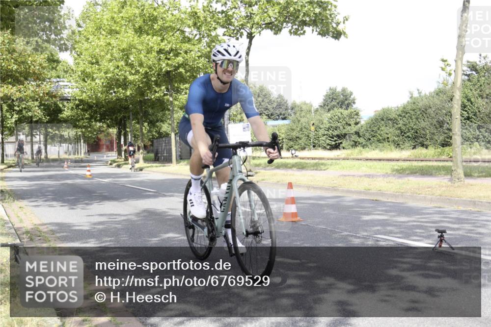 11.08.2024 - GEWOBA Citytriathlon Bremen H.Heesch http://msf.ph/oto/6769529 11.08.2024 11:46:11 Radfahren 755, 775, 806, 845, 853, 954, 962 meine-sportfotos.de