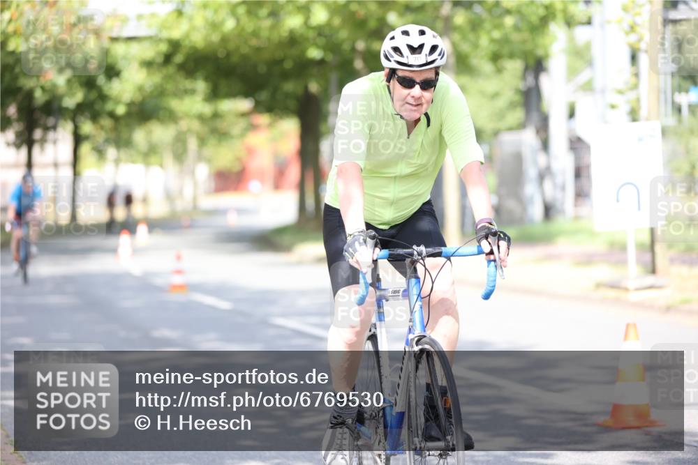 11.08.2024 - GEWOBA Citytriathlon Bremen H.Heesch http://msf.ph/oto/6769530 11.08.2024 10:42:57 Radfahren 18, 21, 70, 101, 116 meine-sportfotos.de
