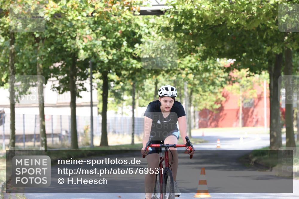 11.08.2024 - GEWOBA Citytriathlon Bremen H.Heesch http://msf.ph/oto/6769531 11.08.2024 10:28:29 Radfahren 53, 89, 90 meine-sportfotos.de