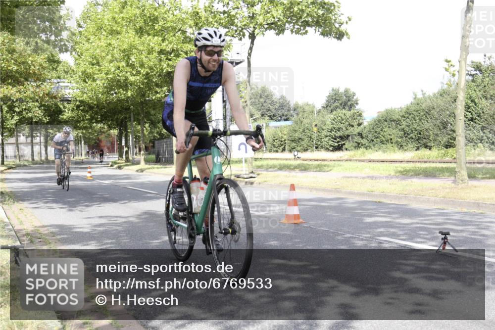 11.08.2024 - GEWOBA Citytriathlon Bremen H.Heesch http://msf.ph/oto/6769533 11.08.2024 11:46:14 Radfahren 755, 775, 806, 845, 853, 954, 962 meine-sportfotos.de