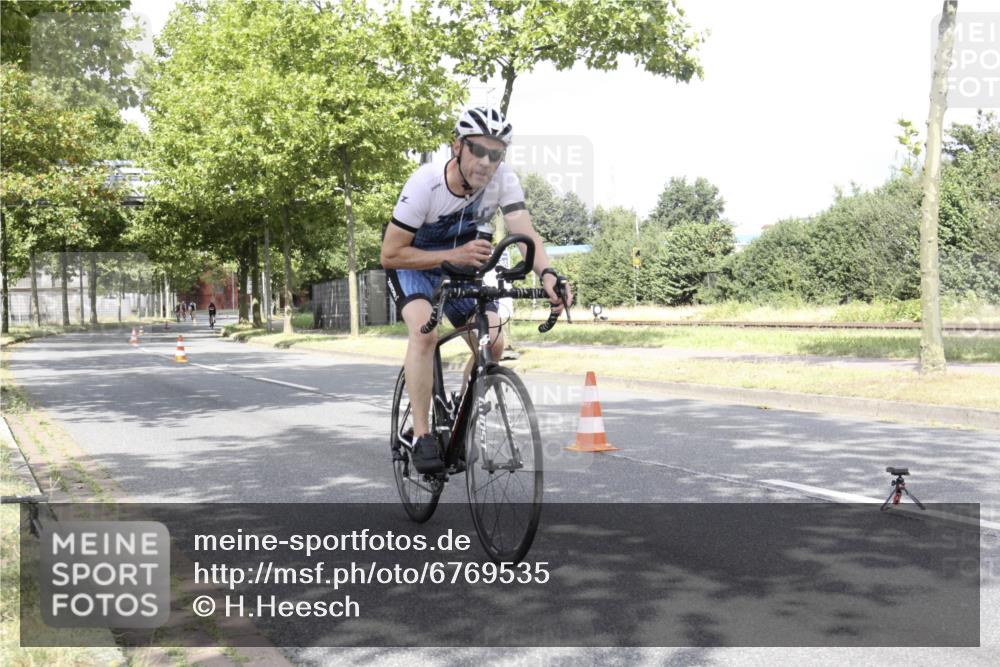 11.08.2024 - GEWOBA Citytriathlon Bremen H.Heesch http://msf.ph/oto/6769535 11.08.2024 11:46:16 Radfahren 755, 757, 775, 806, 839, 845, 853, 954, 962 meine-sportfotos.de