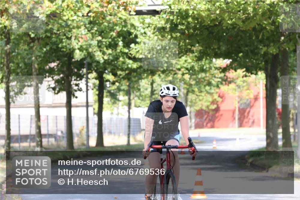 11.08.2024 - GEWOBA Citytriathlon Bremen H.Heesch http://msf.ph/oto/6769536 11.08.2024 10:28:29 Radfahren 53, 89, 90 meine-sportfotos.de
