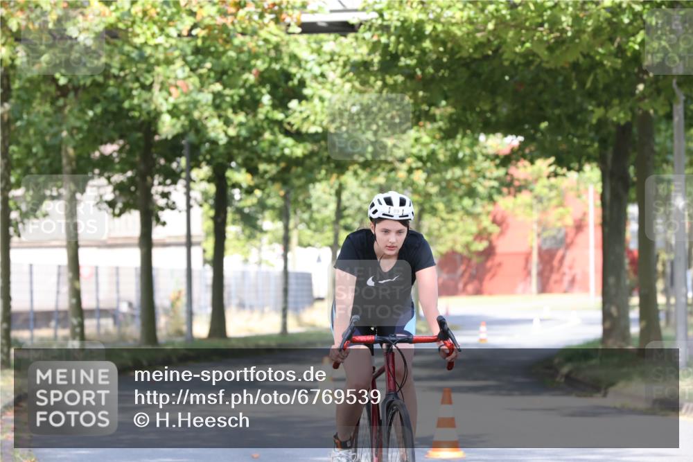 11.08.2024 - GEWOBA Citytriathlon Bremen H.Heesch http://msf.ph/oto/6769539 11.08.2024 10:28:29 Radfahren 53, 89, 90 meine-sportfotos.de