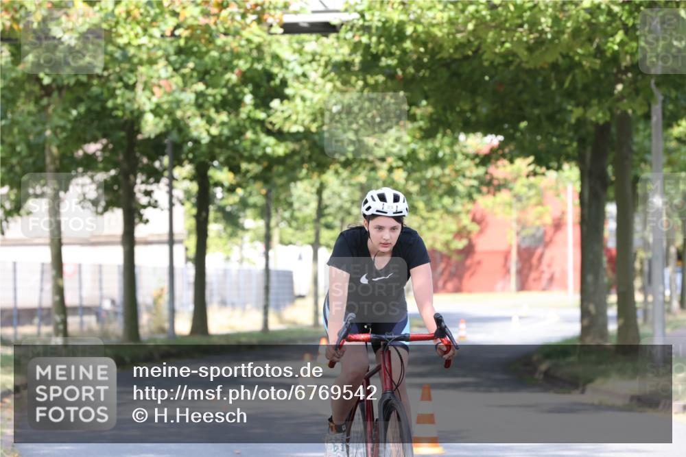 11.08.2024 - GEWOBA Citytriathlon Bremen H.Heesch http://msf.ph/oto/6769542 11.08.2024 10:28:29 Radfahren 53, 89, 90 meine-sportfotos.de